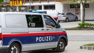 Am Tag danach: Eine Frau wurde auf diesem Parkplatz in Maria Alm mit einem Kopfschuss hingerichtet. (Bild: Roland Hölzl)