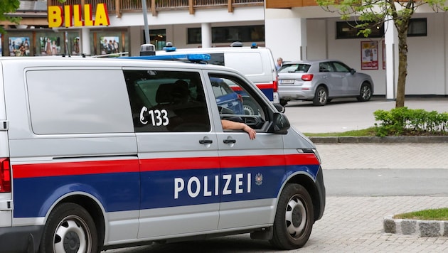 Am Tag danach: Eine Frau wurde auf diesem Parkplatz in Maria Alm mit einem Kopfschuss hingerichtet. (Bild: Roland Hölzl)