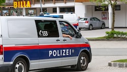 Am Tag danach: Eine Frau wurde auf diesem Parkplatz in Maria Alm mit einem Kopfschuss hingerichtet. (Bild: Roland Hölzl)