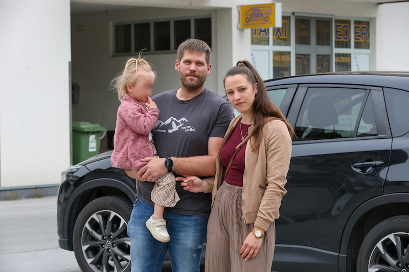 Sie wohnen oberhalb des Parkplatzes – und wachten mitten in der Nacht auf: Michelle, Florian und die kleine Magdalena  (Bild: Roland Hölzl)