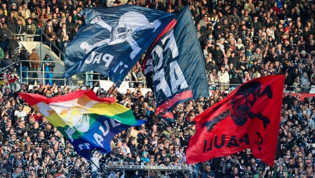 Der Hamburger Verein engagiert sich seit Jahren gegen Rassismus, Fremdenfeindlichkeit und setzt sich für Toleranz ein.  (Bild: AFP/APA/FRANK MOLTER)