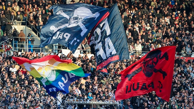 Der Hamburger Verein engagiert sich seit Jahren gegen Rassismus, Fremdenfeindlichkeit und setzt sich für Toleranz ein.  (Bild: AFP/APA/FRANK MOLTER)