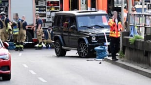 Ein Frau verlor bei dem Vorfall ihr Leben. (Bild: Bernd Weißbrod/dpa, Krone KREATIV)