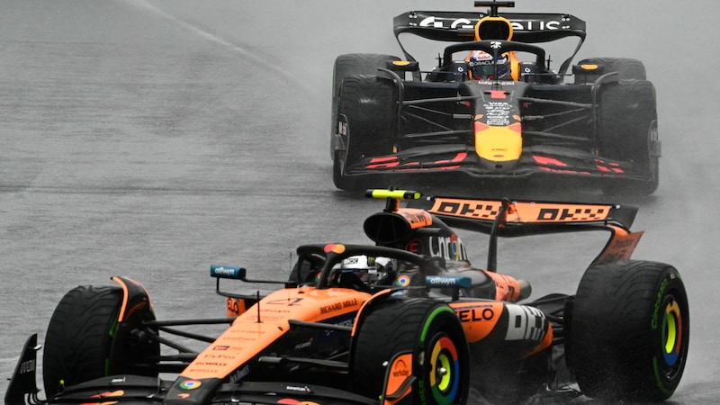 Verstappen wurde am Ende durch eine Strafe zurückgereicht.  (Bild: AFP/APA/Chandan Khanna)