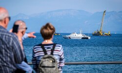 Ein Kran soll bei den Bergungsarbeiten helfen.