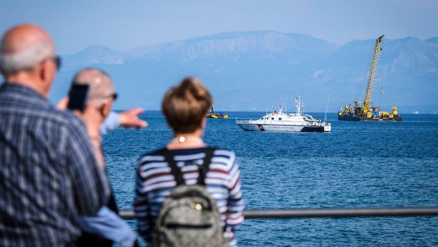 Ein Kran soll bei den Bergungsarbeiten helfen. (Bild: EPA/IGOR PETYX)