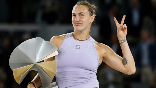 Die Tennis-Weltranglistenerste Aryna Sabalenka hat zum dritten Mal das WTA-1000-Turnier in Madrid gewonnen. (Bild: AFP/APA/OSCAR DEL POZO)