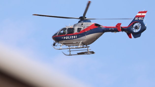 Der Polizeihubschrauber (Symbolbild) rückte sogar mit Wärmebildkamera aus. (Bild: Birbaumer Christof)