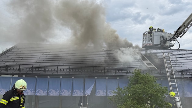Der Brand in Nußdorf am Attersee  (Bild: C. Stoxreiter)