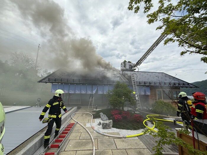 Viele Feuerwehrleute trugen aufgrund der starken Rauchentwicklung Atemschutzmasken.