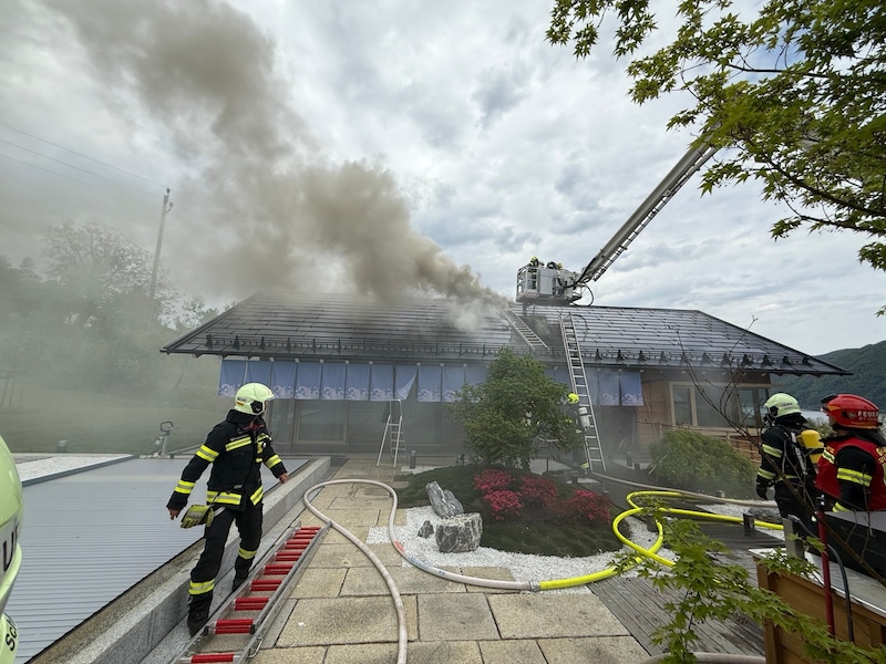 Viele Feuerwehrleute trugen aufgrund der starken Rauchentwicklung Atemschutzmasken. (Bild: C. Stoxreiter)