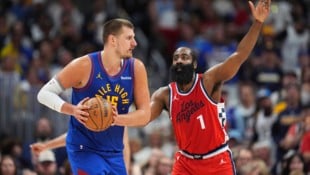 Nikola Jokic (l.) gegen James Harden (Bild: AP)