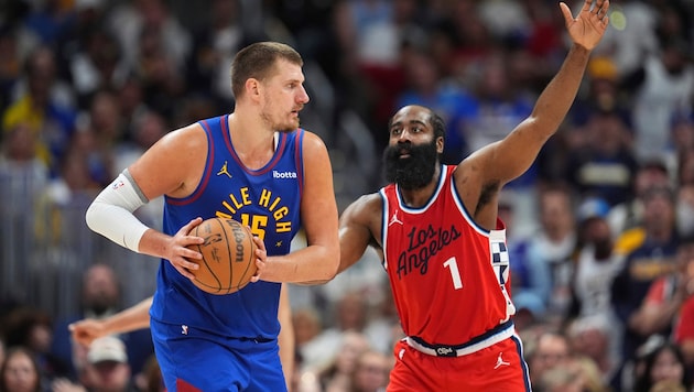 Nikola Jokic (l.) gegen James Harden (Bild: AP)