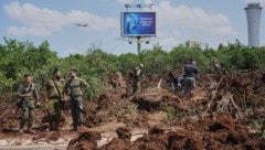 An der Einschlagstelle nahe des Flughafens Ben Gurion ist ein riesiger Krater entstanden. (Bild: AP/Ohad Zwigenberg)