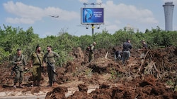 An der Einschlagstelle nahe des Flughafens Ben Gurion ist ein riesiger Krater entstanden. (Bild: AP/Ohad Zwigenberg)