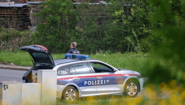 Die Polizei fahndet auf Hochtouren nach dem Flüchtigen. (Bild: APA/FRANZ NEUMAYR)