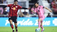 Lionel Messi (r.)