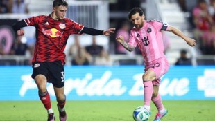 Lionel Messi (r.)