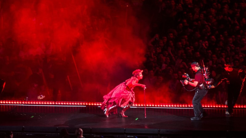 Lady Gaga präsentierte eine aufwendige Bühnenshow. (Bild: AFP/DANIEL RAMALHO)