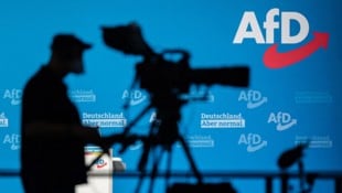 Die AfD verkürzt kontinuierlich den Rückstand zur CDU/CSU in der Wählergunst.