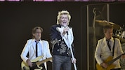80 Jahre jung und noch immer brillanter Top-Form: Sir Rod Stewart verzückte das Dortmunder Publikum. (Bild: Andreas Buck)