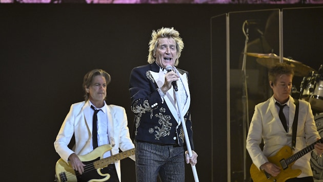 80 Jahre jung und noch immer brillanter Top-Form: Sir Rod Stewart verzückte das Dortmunder Publikum. (Bild: Andreas Buck)