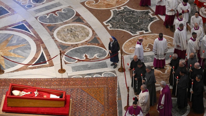Die Kardinäle am Sarg von Papst Franziskus (Bild: AFP/ALESSANDRO DI MEO)