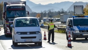 Der deutsch-österreichische Grenzübergang Kiefersfelden/Kufstein (A 93) (Bild: AFP/GUENTER SCHIFFMANN)