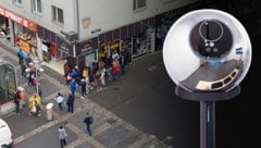 Menschenschlangen warten in der Favoritenstraße darauf, ihre biometrischen Daten dem „Orb“ preiszugeben. (Bild: Krone KREATIV/zur Verfügung gestellt, Ines Strohmayer)