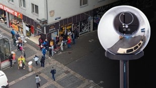 Menschenschlangen warten in der Favoritenstraße darauf, ihre biometrischen Daten dem „Orb“ preiszugeben. (Bild: Krone KREATIV/zur Verfügung gestellt, Ines Strohmayer)