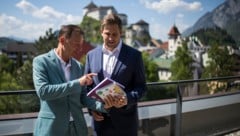 FH-Kufstein-Geschäftsführer Thomas Madritsch und Staatssekretär Alexander Pröll vor der Festung Kufstein. (Bild: BKA/Dunker)