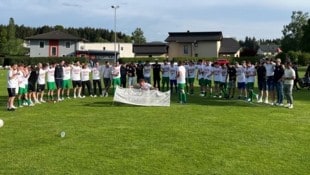 Meisterfeier, Pyro, Bierduschen – so jubelte Perwang/Michaelbeuern. (Bild: SG Perwang/Michaelbeuern)