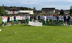 Meisterfeier, Pyro, Bierduschen – so jubelte Perwang/Michaelbeuern.