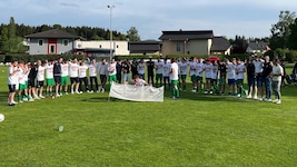 Meisterfeier, Pyro, Bierduschen – so jubelte Perwang/Michaelbeuern. (Bild: SG Perwang/Michaelbeuern)