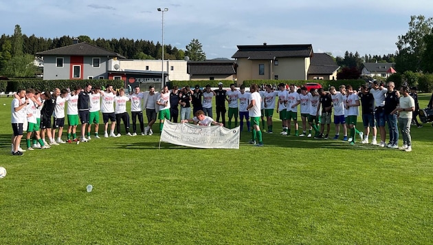 Meisterfeier, Pyro, Bierduschen – so jubelte Perwang/Michaelbeuern. (Bild: SG Perwang/Michaelbeuern)