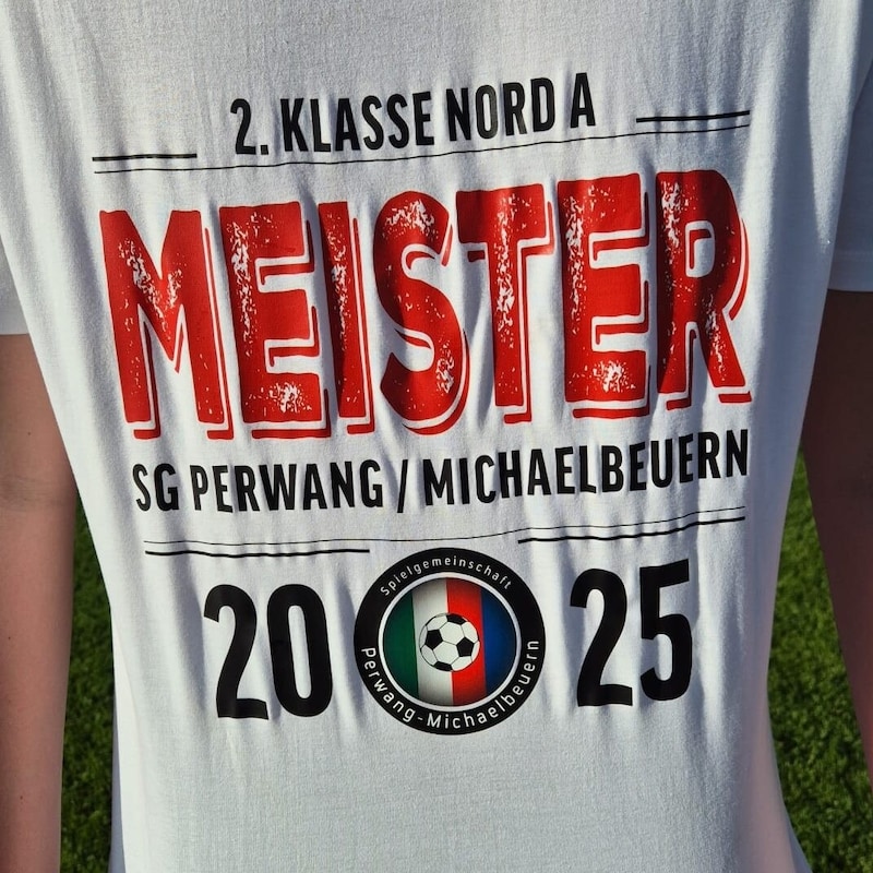 Das offizielle Meisterleiberl – das erste in der Klubgeschichte (Bild: SG Perwang/Michaelbeuern)