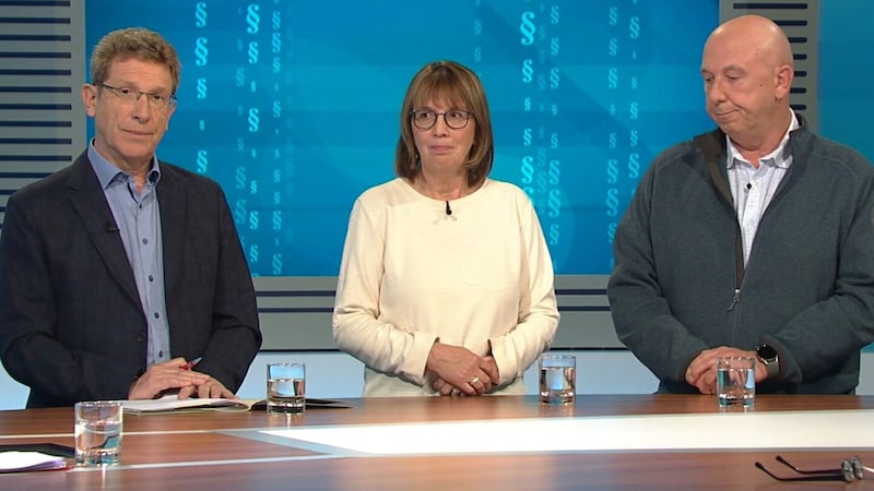 Volksanwalt Bernhard Achitz (li.) mit Corinnas Mutter Christine und Stiefvater Patrick G. im Bürgeranwalt-Studio. (Bild: Quelle ORF)