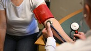 Für Vorsorgeuntersuchungen gibt es oft lange Wartezeiten bei Ärzten. Eine Medizinerin soll dabei ...