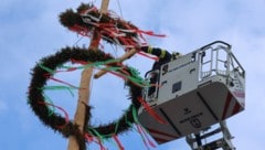 Die Welser Stadtfeuerwehr musste ausrücken, um den losen Teil abzumontieren. (Bild: Matthias Lauber/laumat.at)