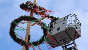 Die Welser Stadtfeuerwehr musste ausrücken, um den losen Teil abzumontieren. (Bild: Matthias Lauber/laumat.at)