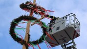 Die Welser Stadtfeuerwehr musste ausrücken, um den losen Teil abzumontieren.