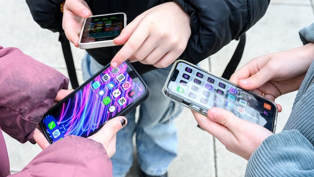 Das geplante Gesetz untersagt die Nutzung von Mobiltelefonen und anderen Geräten zur Ton- und ...