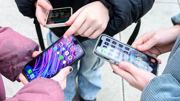 Viele Jugendliche verbringen täglich Stunden am Handy.