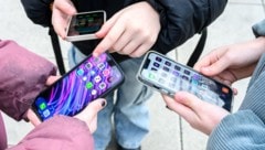 Viele Jugendliche verbringen täglich Stunden am Handy.