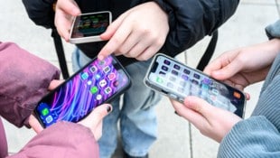 44 Prozent der Mädchen und 32 Prozent der Buben nutzen das Smartphone täglich mehr als fünf ...
