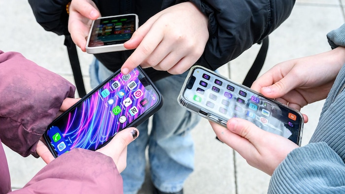 Viele Jugendliche verbringen täglich Stunden am Handy.