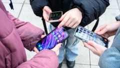 Mit gezielten Tricks schaffen es Spiele-Entwickler, dass Nutzer deutlich mehr Zeit am Handy verbringen. (Bild: APA/MAX SLOVENCIK)