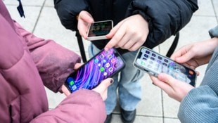 Eine aktuelle Studie zeigt: Bis zu 25 Prozent aller Kinder und Jugendlichen haben Probleme damit, ihren digitalen Konsum zu regulieren. (Bild: APA/MAX SLOVENCIK)