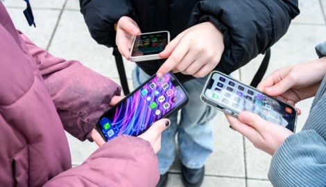 Eine aktuelle Studie zeigt: Bis zu 25 Prozent aller Kinder und Jugendlichen haben Probleme damit, ihren digitalen Konsum zu regulieren. (Bild: APA/MAX SLOVENCIK)