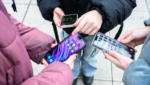 Mit gezielten Tricks schaffen es Spiele-Entwickler, dass Nutzer deutlich mehr Zeit am Handy verbringen. (Bild: APA/MAX SLOVENCIK)